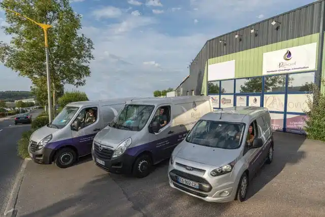 Équipe Ramond Plomberie devant leurs véhicules à Caen, entreprise de plomberie locale